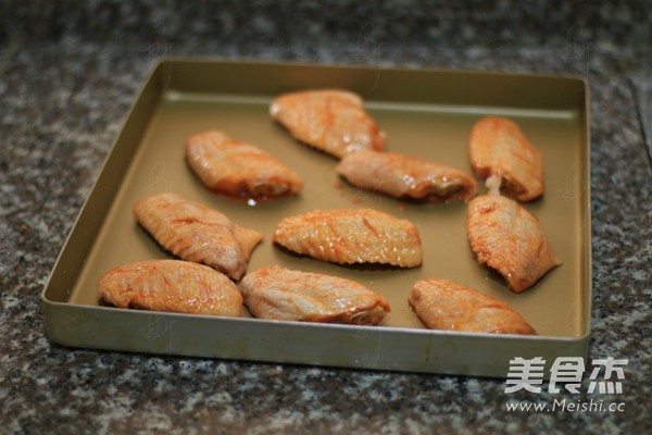 新奥尔良烤<a href=/shicai/rouqin/JiZhongChi/index.html target=_blank><u>鸡中翅</u></a>的做法