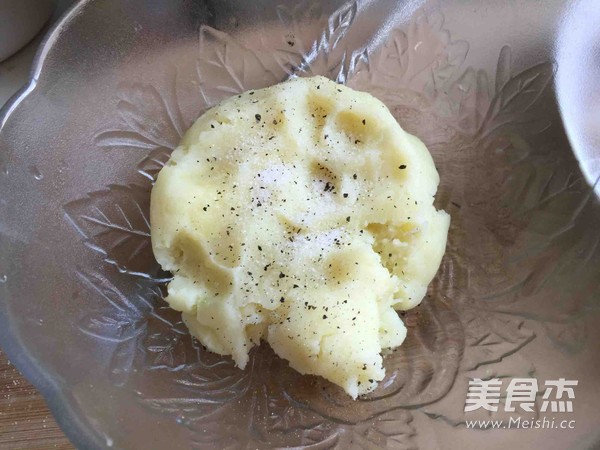 <a href=/shicai/shucai/TuDou/index.html target=_blank><u>土豆</u></a>泥<a href=/shicai/mimian/ZhiShi/index.html target=_blank><u>芝士</u></a>虾球的做法