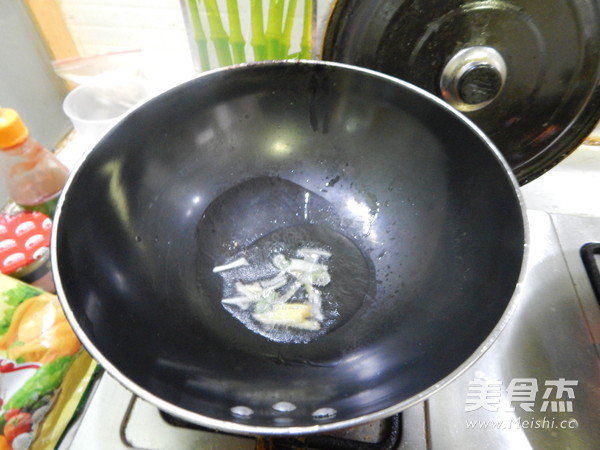 香辣<a href=/shicai/shucai/TuDou/index.html target=_blank><u>土豆</u></a>鸡软骨的做法