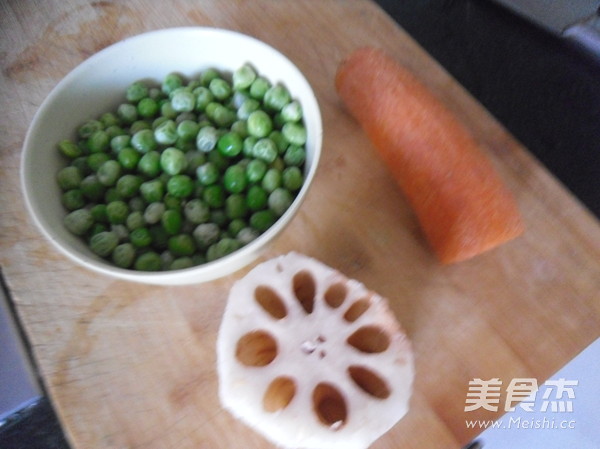 莲<a href=/shicai/shucai/Ou/index.html target=_blank><u>藕</u></a><a href=/shicai/shucai/WanDou/index.html target=_blank><u>豌豆</u></a>粒的做法