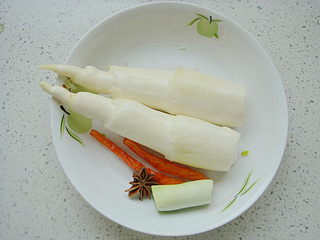 红烧<a href=/shicai/shucai/JiaoBai/index.html target=_blank><u>茭白</u></a>