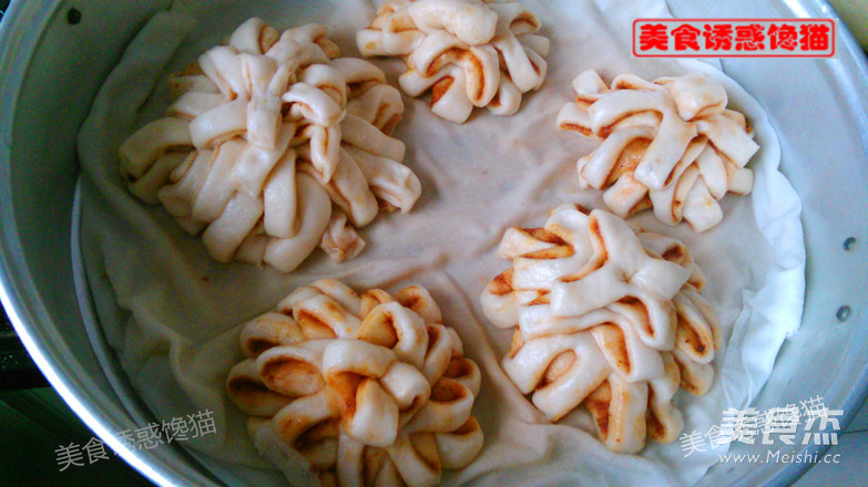 蚝油椒盐<a href=/shicai/shucai/JuHua/index.html target=_blank><u>菊花</u></a>卷的做法