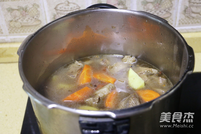 <a href=/shicai/shucai/HuLuoBo/index.html target=_blank><u>胡<a href=/shicai/shucai/LuoBo/index.html target=_blank><u>萝卜</u></a></u></a><a href=/shicai/shucai/TuDou/index.html target=_blank><u>土豆</u></a>炖<a href=/shicai/rouqin/NiuRou/index.html target=_blank><u>牛肉</u></a>的做法