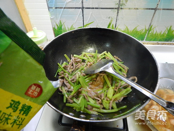 <a href=/shicai/shucai/QinCai/index.html target=_blank><u>芹菜</u></a>炒<a href=/shicai/rouqin/NiuRou/index.html target=_blank><u>牛肉</u></a>丝的做法