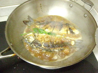 红烧<a href=/shicai/shuichanpin/JiYu/index.html target=_blank><u>鲫鱼</u></a>