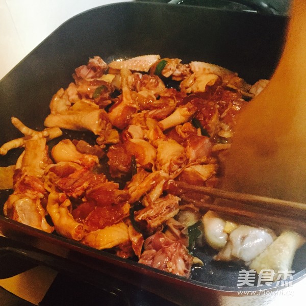 <a href=/shicai/shucai/XiangCai/index.html target=_blank><u>香菜</u></a>焖鸡的做法