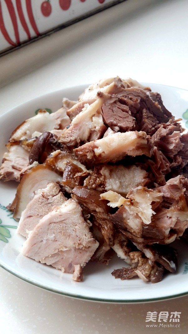 暖暖一锅酱香肘子肉片的做法