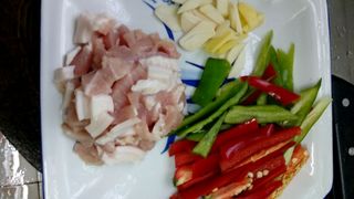 <a href=/shicai/rouqin/WuHuaRou/index.html target=_blank><u>五花肉</u></a>炒苦笋