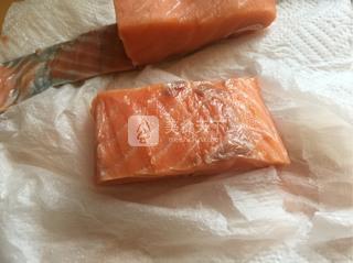 煎<a href=/shicai/shuichanpin/SanWenYu/index.html target=_blank><u>三文鱼</u></a>佐<a href=/shicai/mimian/QingDou/index.html target=_blank><u>青豆</u></a>酱