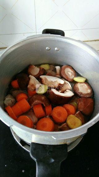 <a href=/shicai/shucai/XiangGu/index.html target=_blank><u>香菇</u></a>炖<a href=/shicai/rouqin/PaiGu/index.html target=_blank><u>排骨</u></a>