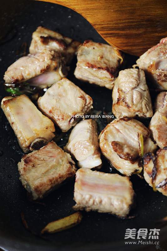 <a href=/shicai/guopin/LiZi/index.html target=_blank><u>栗子</u></a>焖<a href=/shicai/rouqin/PaiGu/index.html target=_blank><u>排骨</u></a>的做法