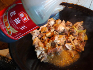 <a href=/shicai/shucai/XiangGu/index.html target=_blank><u>香菇</u></a>炒鸡的做法步骤:6