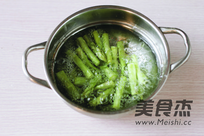 柠汁<a href=/shicai/shuichanpin/SanWenYu/index.html target=_blank><u>三文鱼</u></a>的做法