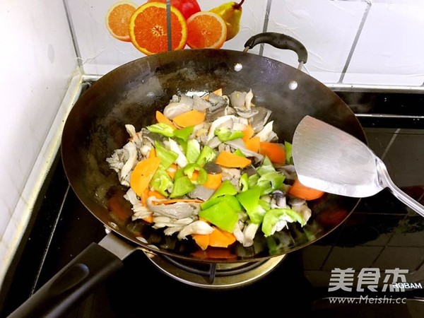 麻辣手撕<a href=/shicai/shucai/PingGu/index.html target=_blank><u>平菇</u></a>的做法