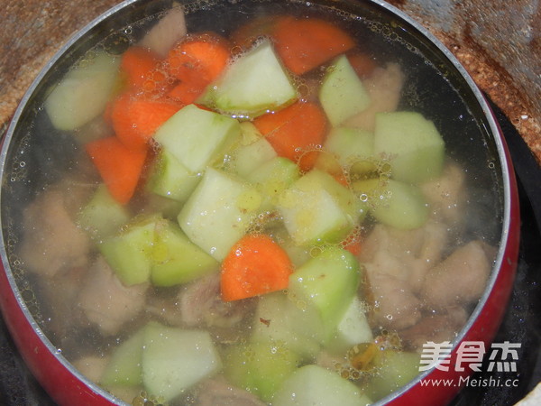 <a href=/shicai/shucai/FoShouGua/index.html target=_blank><u><a href=/shicai/shucai/FoShou/index.html target=_blank><u>佛手</u></a>瓜</u></a>鸡汤的做法