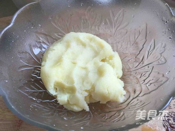 <a href=/shicai/shucai/TuDou/index.html target=_blank><u>土豆</u></a>泥<a href=/shicai/mimian/ZhiShi/index.html target=_blank><u>芝士</u></a>虾球的做法
