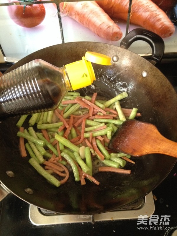 <a href=/shicai/rouqin/HuoTui/index.html target=_blank><u>火腿</u></a>丝炒<a href=/shicai/shucai/DouJiao/index.html target=_blank><u>豆角</u></a>的做法