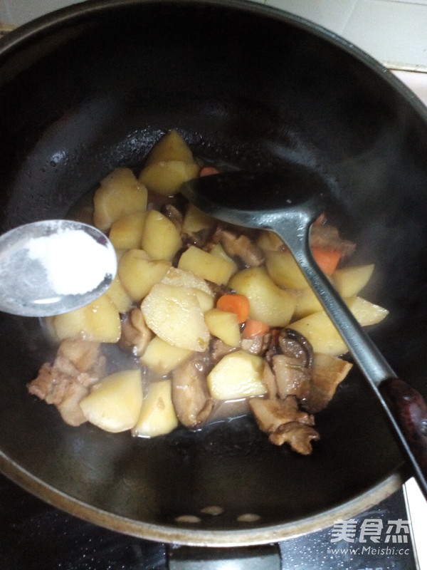 <a href=/shicai/shucai/XiangGu/index.html target=_blank><u>香菇</u></a>炖<a href=/shicai/shucai/TuDou/index.html target=_blank><u>土豆</u></a>的做法