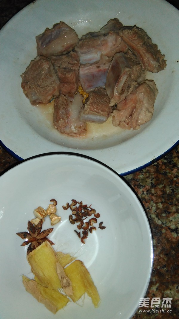 <a href=/shicai/rouqin/PaiGu/index.html target=_blank><u>排骨</u></a>烧<a href=/shicai/shucai/HuLuoBo/index.html target=_blank><u>胡<a href=/shicai/shucai/LuoBo/index.html target=_blank><u>萝卜</u></a></u></a>的做法