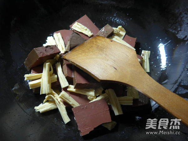 <a href=/shicai/shucai/JiuCai/index.html target=_blank><u>韭菜</u></a><a href=/shicai/mimian/FuZhu/index.html target=_blank><u>腐竹</u></a>煮鸭<a href=/shicai/rouqin/Xue/index.html target=_blank><u>血</u></a>的做法