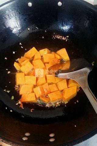 蒜泥焖<a href=/shicai/shucai/NanGua/index.html target=_blank><u>南瓜</u></a>