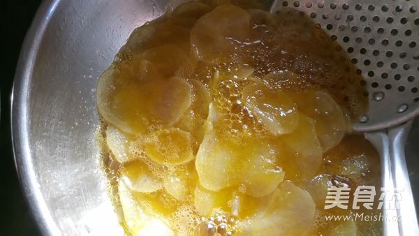 油炸<a href=/shicai/shucai/TuDou/index.html target=_blank><u>土豆</u></a>片的做法