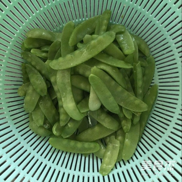 <a href=/shicai/shucai/HeLanDou/index.html target=_blank><u>荷兰豆</u></a>炒<a href=/shicai/shuichanpin/YouYu/index.html target=_blank><u>鱿鱼</u></a>的做法