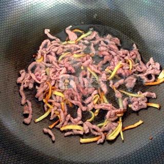 <a href=/shicai/shucai/JiuHuang/index.html target=_blank><u>韭黄</u></a><a href=/shicai/rouqin/LiJi/index.html target=_blank><u>里脊</u></a>