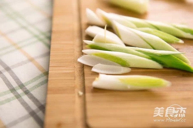 铸铁锅干锅<a href=/shicai/shucai/HuaCai/index.html target=_blank><u>花菜</u></a>的做法