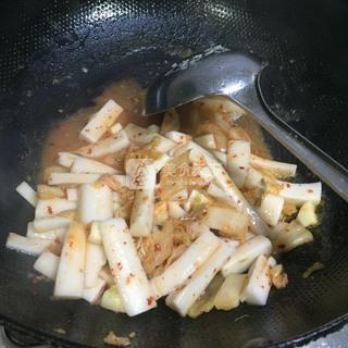 泡菜炒<a href=/shicai/mimian/NianGao/index.html target=_blank><u>年糕</u></a>