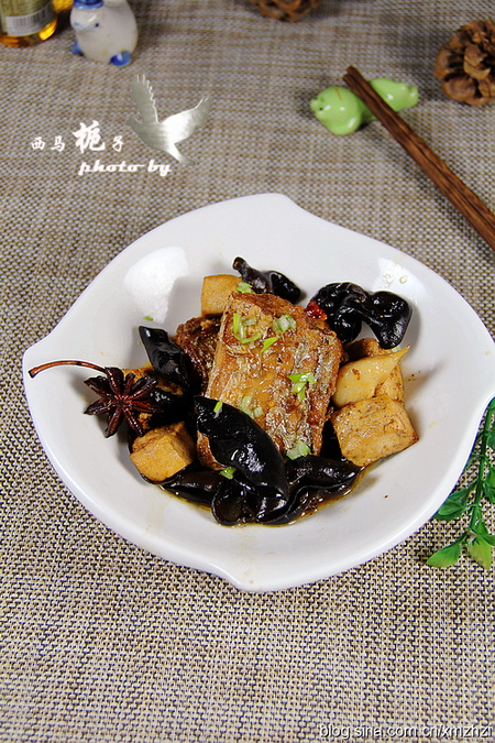 <a href=/shicai/shuichanpin/DaiYu/index.html target=_blank><u>带鱼</u></a>烧<a href=/shicai/shucai/MuEr/index.html target=_blank><u>木耳</u></a><a href=/shicai/mimian/DouFu/index.html target=_blank><u>豆腐</u></a>的做法