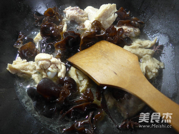 黑<a href=/shicai/shucai/MuEr/index.html target=_blank><u>木耳</u></a><a href=/shicai/rouqin/JiChi/index.html target=_blank><u>鸡翅</u></a>烧<a href=/shicai/mimian/KaoFu/index.html target=_blank><u>烤麸</u></a>的做法