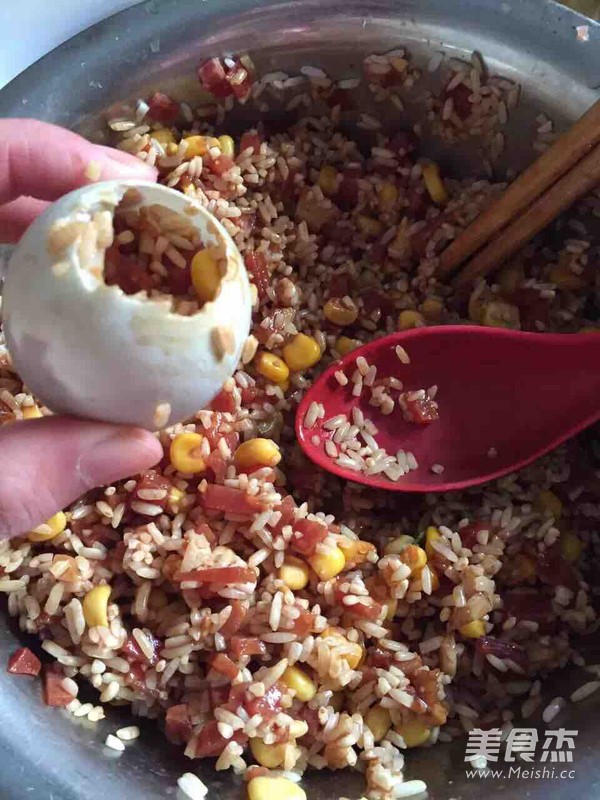 <a href=/shicai/rouqin/HuoTui/index.html target=_blank><u>火腿</u></a><a href=/shicai/mimian/NuoMi/index.html target=_blank><u>糯米</u></a>蛋的做法