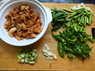 <a href=/shicai/shucai/QingJiao/index.html target=_blank><u>青椒</u></a><a href=/shicai/shucai/SuanMiao/index.html target=_blank><u>蒜苗</u></a>炒油渣