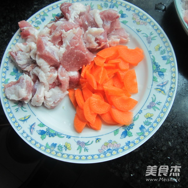 炸<a href=/shicai/shucai/HuLuoBo/index.html target=_blank><u>胡<a href=/shicai/shucai/LuoBo/index.html target=_blank><u>萝卜</u></a></u></a><a href=/shicai/rouqin/ZhuRou/index.html target=_blank><u>猪肉</u></a>丸子的做法