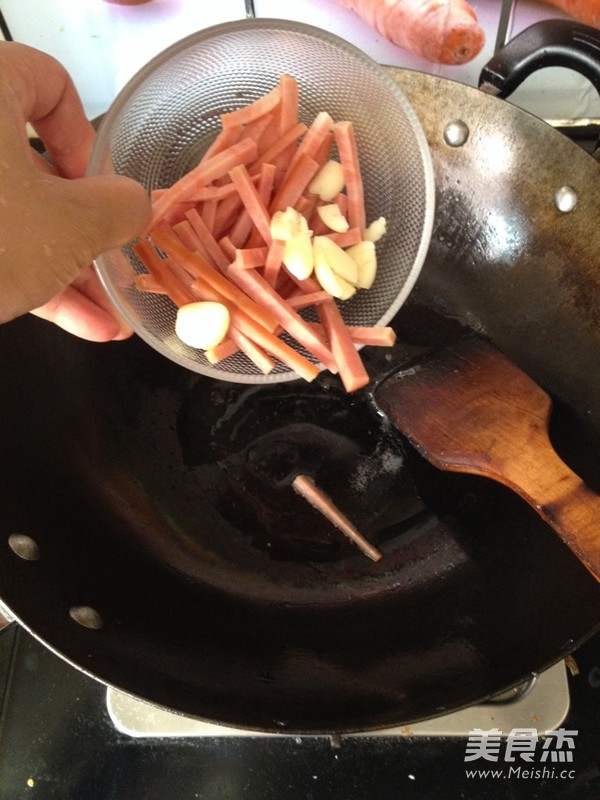 <a href=/shicai/rouqin/HuoTui/index.html target=_blank><u>火腿</u></a>丝炒<a href=/shicai/shucai/DouJiao/index.html target=_blank><u>豆角</u></a>的做法