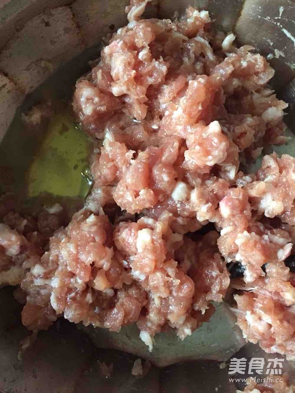 <a href=zt/hsszt target=_blank><u>红烧狮子头</u></a>的做法