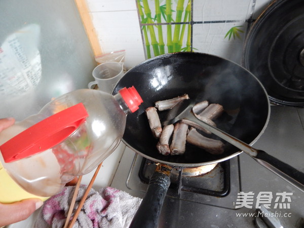 <a href=/shicai/rouqin/LeiPai/index.html target=_blank><u>肋排</u></a>炖<a href=/shicai/mimian/FenTiao/index.html target=_blank><u>粉条</u></a>的做法