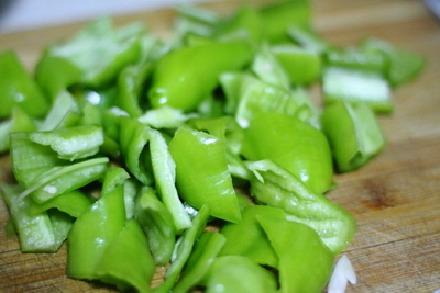 家常风味<a href=/shicai/shucai/QingJiao/index.html target=_blank><u>青椒</u></a>炒<a href=/shicai/shuichanpin/YouYu/index.html target=_blank><u>鱿鱼</u></a>步骤2