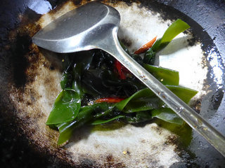 <a href=/shicai/shuichanpin/HaiDai/index.html target=_blank><u>海带</u></a>结煮<a href=/shicai/mimian/NianGao/index.html target=_blank><u>年糕</u></a>