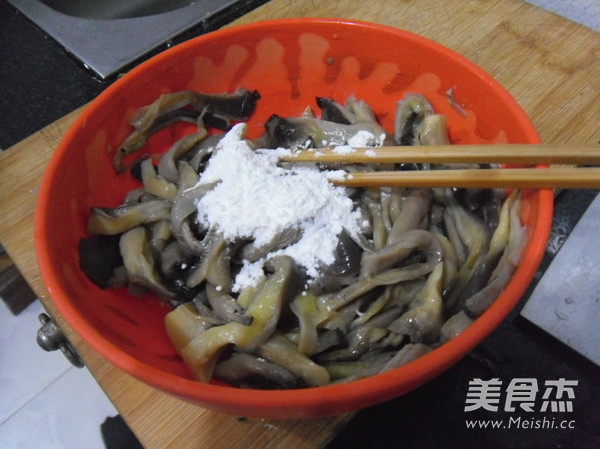 软炸<a href=/shicai/shucai/PingGu/index.html target=_blank><u>平菇</u></a>的做法