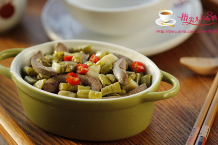 酸<a href=/shicai/shucai/DouJiao/index.html target=_blank><u>豆角</u></a>炒腰花的做法