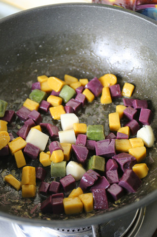 <a href=/shicai/shucai/GuiHua/index.html target=_blank><u>桂花</u></a>糖炒彩色<a href=/shicai/mimian/NianGao/index.html target=_blank><u>年糕</u></a>