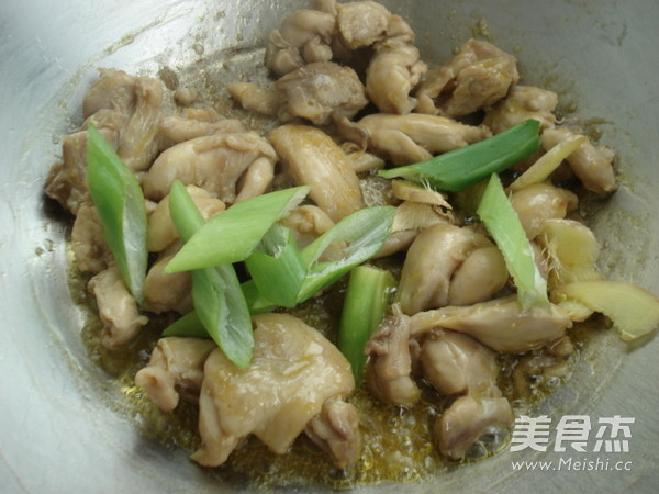 <a href=/shicai/shucai/KouMo/index.html target=_blank><u>口蘑</u></a>咖喱鸡的做法