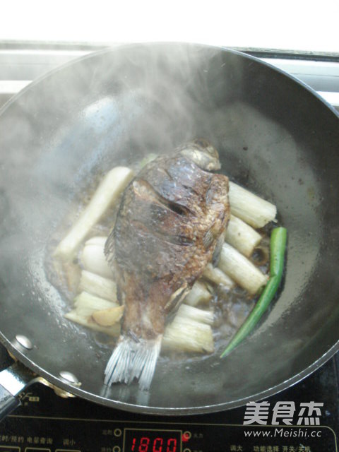 葱焅<a href=/shicai/shuichanpin/JiYu/index.html target=_blank><u>鲫鱼</u></a>的做法