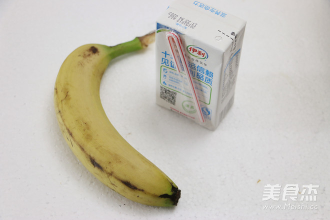 <a href=/shicai/guopin/XianJiao/index.html target=_blank><u>香蕉</u></a>奶昔的做法