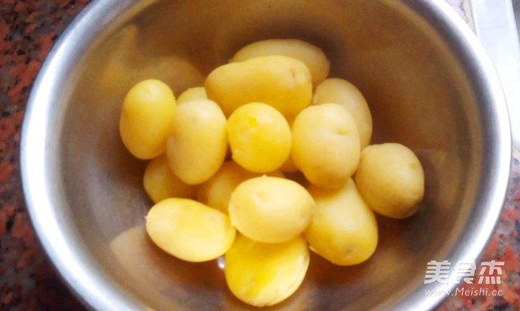 <a href=/shicai/mimian/ZhiShi/index.html target=_blank><u>芝士</u></a>焗<a href=/shicai/shucai/TuDou/index.html target=_blank><u>土豆</u></a>泥的做法