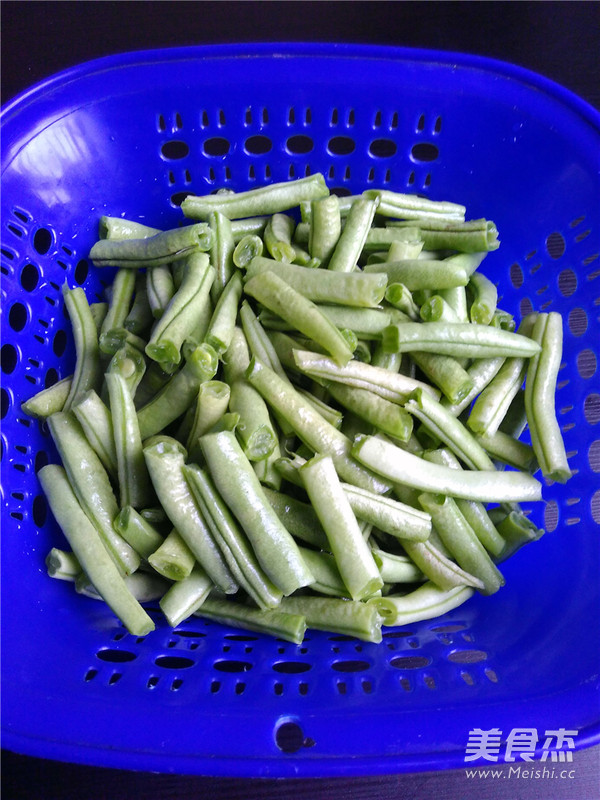 家常<a href=/shicai/shucai/SiJiDou/index.html target=_blank><u>四季豆</u></a>的做法