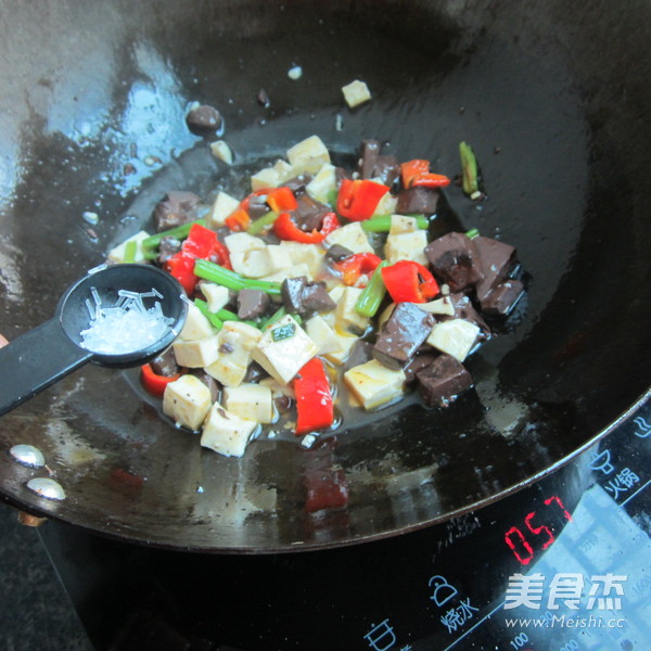 <a href=/shicai/shucai/XiQin/index.html target=_blank><u>西芹</u></a><a href=/shicai/rouqin/zhuXue/index.html target=_blank><u>猪<a href=/shicai/rouqin/Xue/index.html target=_blank><u>血</u></a></u></a><a href=/shicai/mimian/DouFu/index.html target=_blank><u>豆腐</u></a>丁的做法