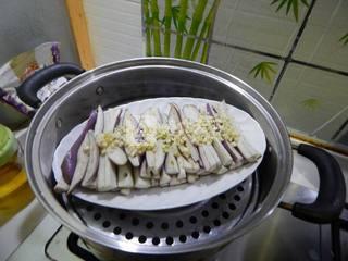 <a href=/shicai/rouqin/HuoTui/index.html target=_blank><u>火腿</u></a>蒸<a href=/shicai/shucai/QieZi/index.html target=_blank><u>茄子</u></a>